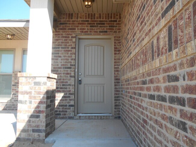 Building Photo - 6 or 12 month lease! Half off first full m...