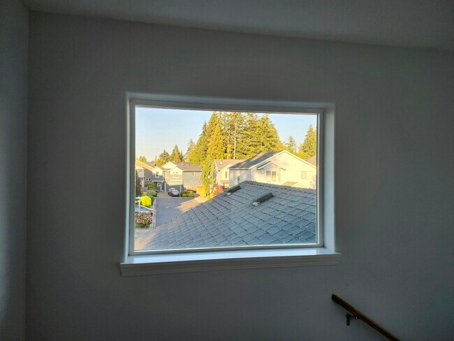 Building Photo - 203 NE 55th Ave