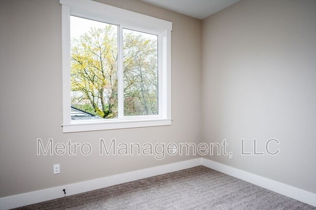 Building Photo - 3184 SE 62nd Ave