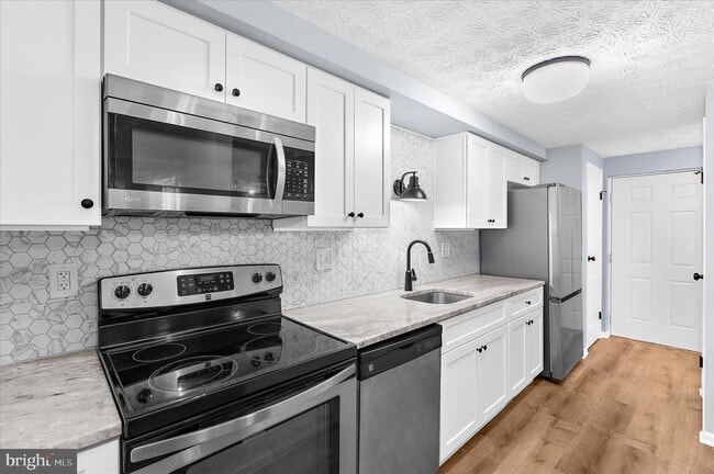 Building Photo - 696 Southern Hills Dr