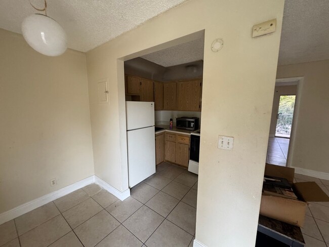 Building Photo - Large one bedroom Apartment with Central A...