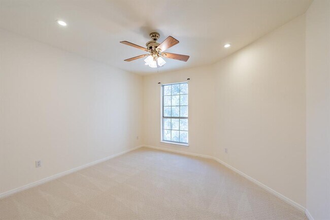Building Photo - 7724 Yaupon Dr