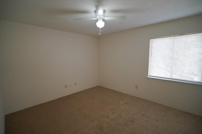 Building Photo - 2220 Claremont Ln