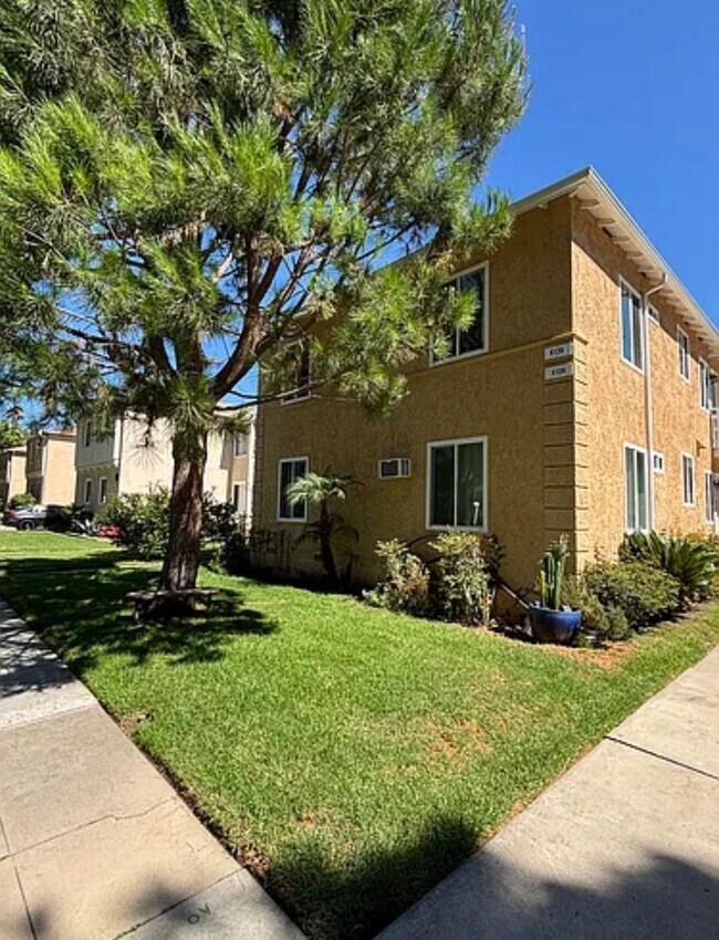 Building Photo - 4126 W Toluca Lake Ave