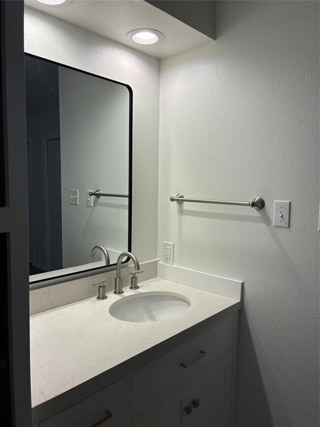 Building Photo - 5604 Woodrow Ave