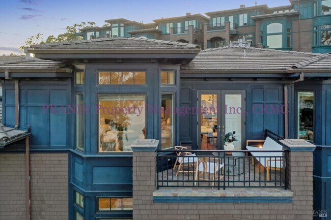 Primary Photo - Luxury Townhome on Exclusive De Silva Island!