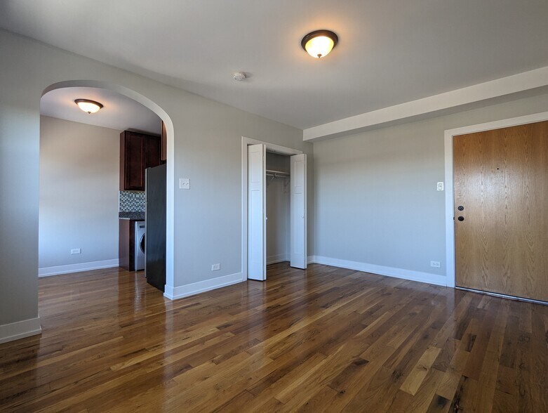 Building Photo - 560 W Arlington