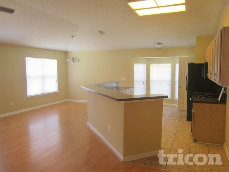 Building Photo - 325 Island View Cir