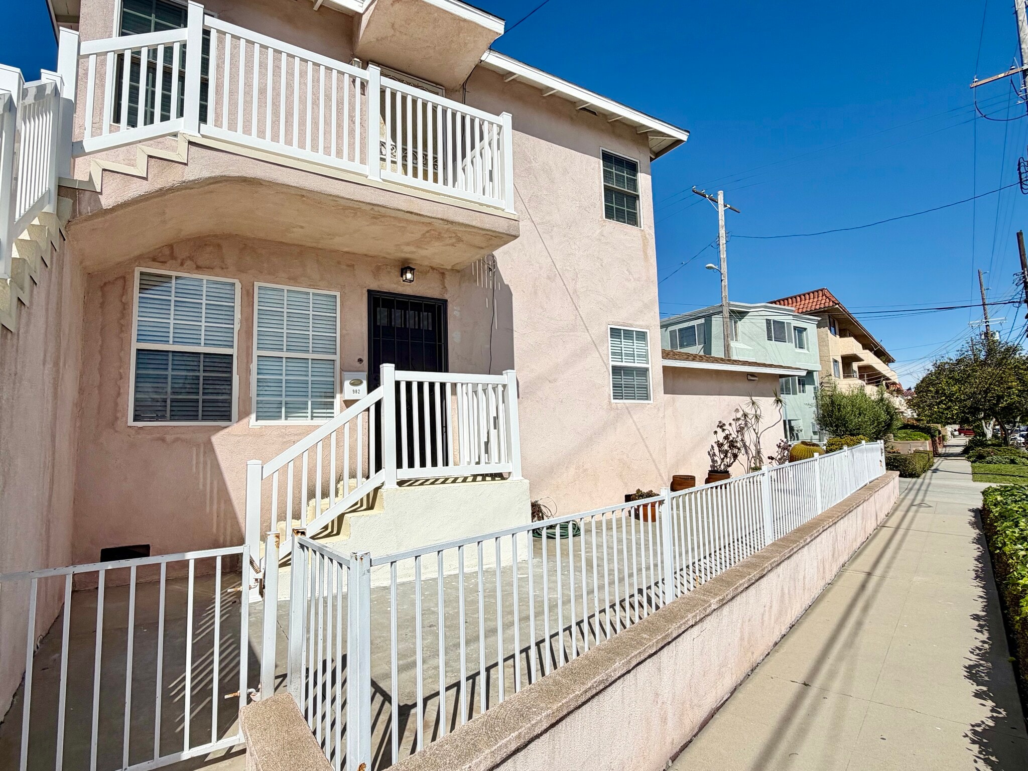 Building Photo - 982 W Hamilton Ave