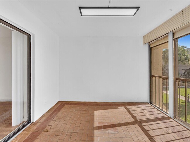 Building Photo - 220 Lakeview Dr