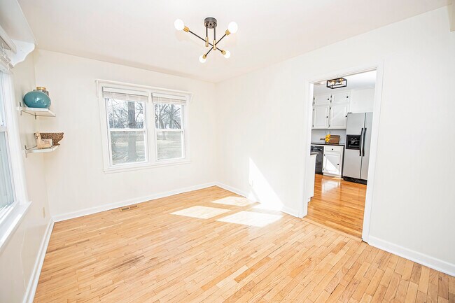 Building Photo - 1448 E Walnut St