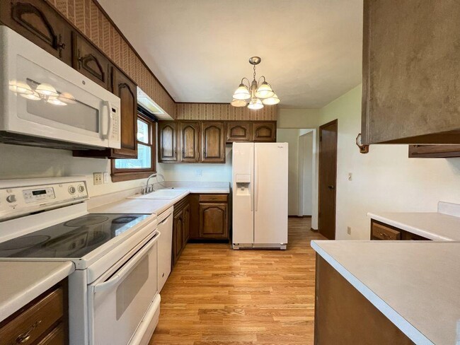 Building Photo - 1602 Meadow Ln