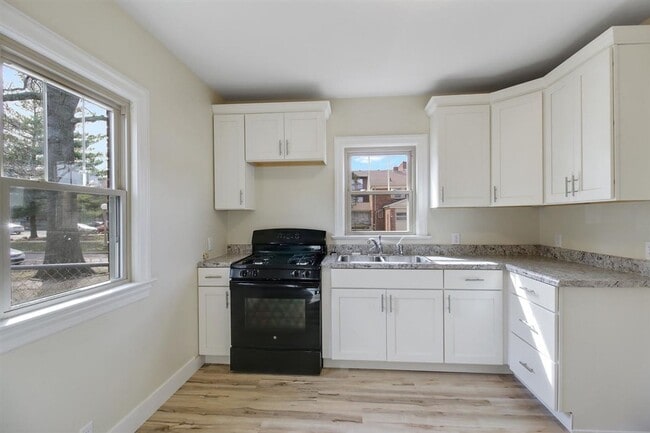 Building Photo - 5 bed, 3 bath updated home on Campus -  AVAILABLE AUGUST 2026