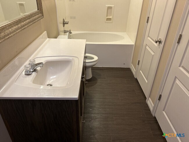 Building Photo - 2710 S Clear Creek Rd