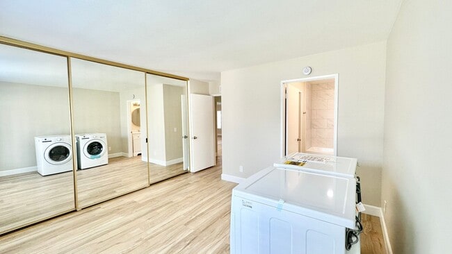 Building Photo - Fully Remodeled Upper Unit Condo in the De...