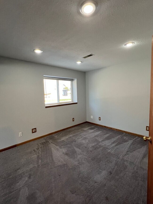 Building Photo - 4 Bedroom, 2 Bath Home for Rent