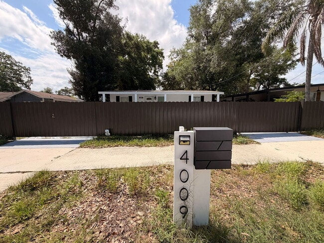 Building Photo - Home For Rent in Tampa - FULLY FENCED IN BACKYARD!