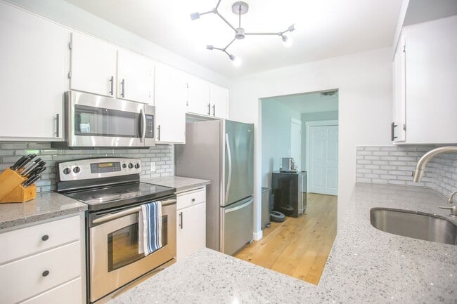 Building Photo - SE Portland 3 Bedroom Home with Amazing Ou...
