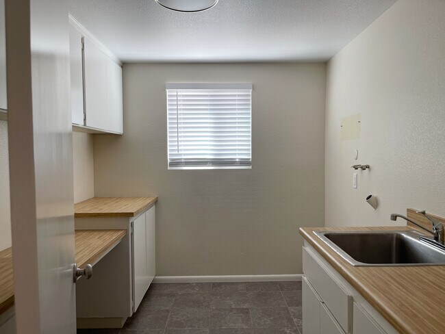 Building Photo - 2074 Caraway St