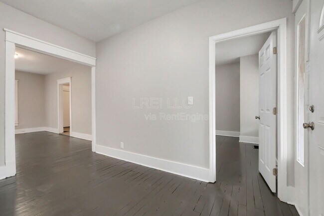 Building Photo - 844 S 33rd St