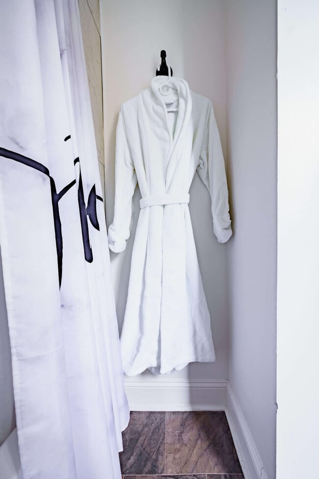 Building Photo - 254 W Poplar Ave