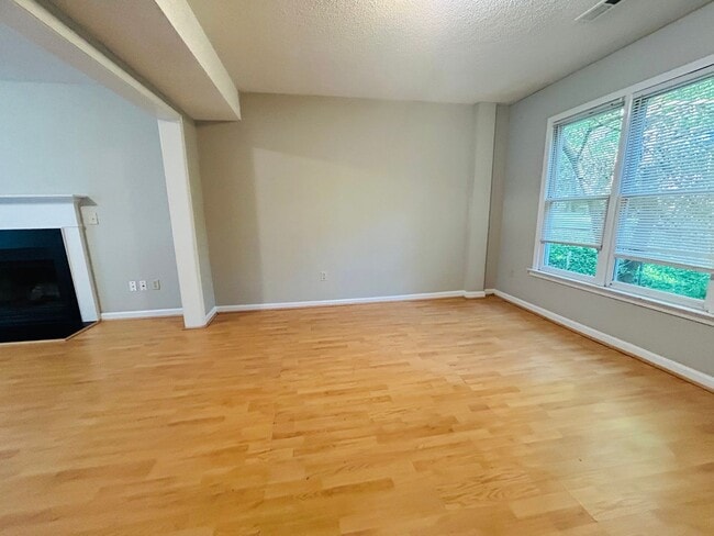 Building Photo - Lovely 3 bedroom, 2.5 bathroom 2-story hom...