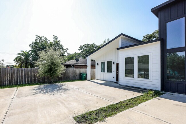 Building Photo - 5830 Doolittle Blvd