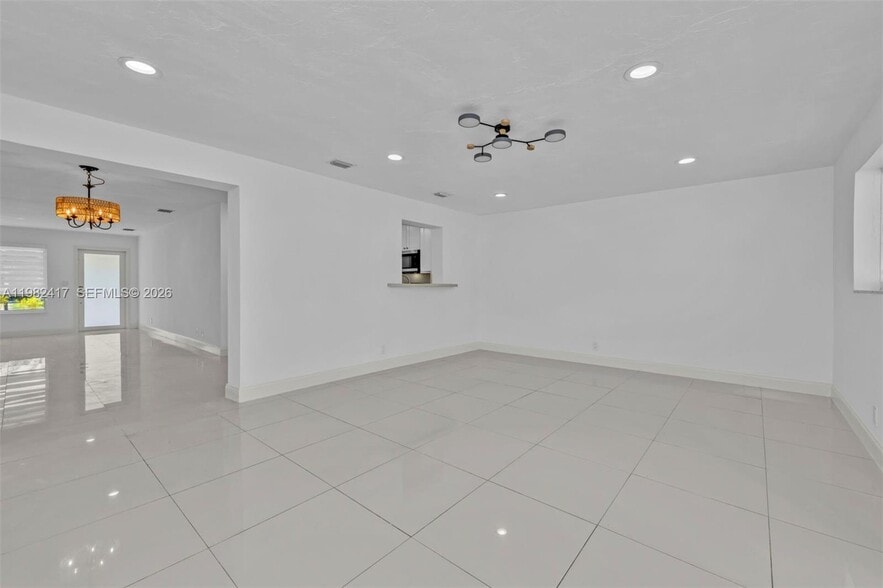 Building Photo - 104 SW 7th St