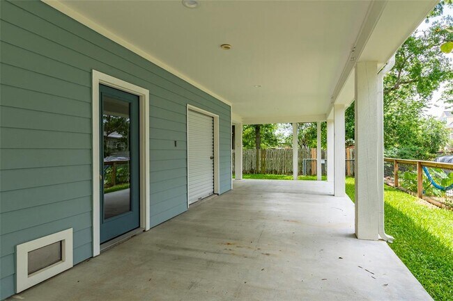 Building Photo - 911 Ivy Rd
