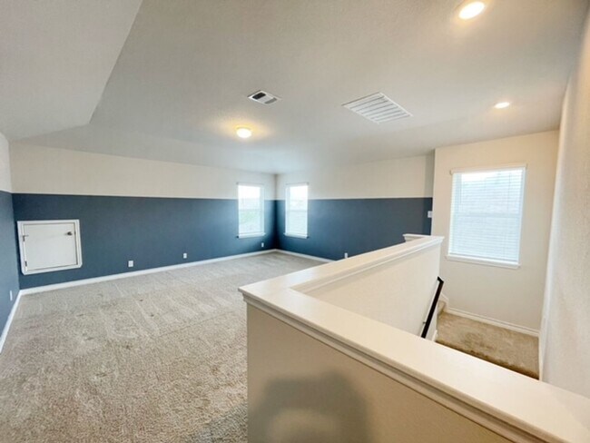 Building Photo - Come check out this well maintained 4 bedroom, 2.5 bath home in the well desired community of Lan...