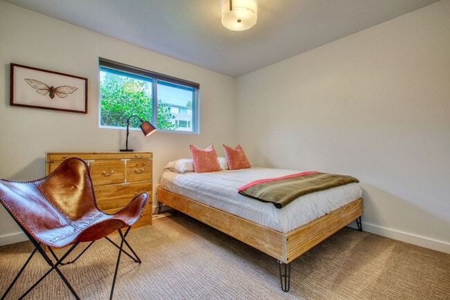 Building Photo - 4bd/2ba Edmonds Home