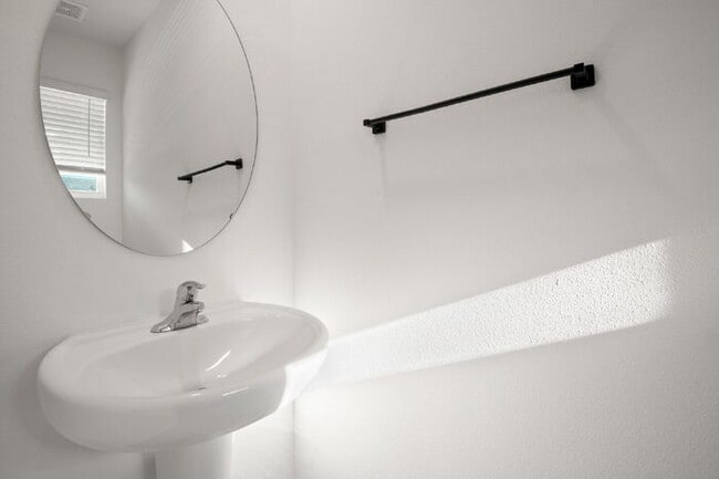 Building Photo - "Spacious 3-Bedroom Townhouse Oasis with 2...