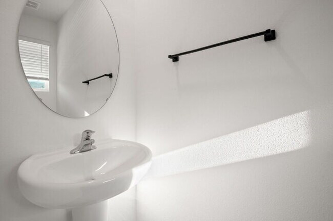 Building Photo - "Spacious 3-Bedroom Townhouse Oasis with 2.5 Baths in Serene Apollo Beach!"