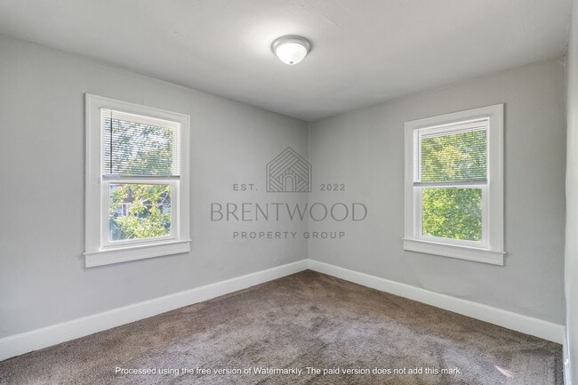 Building Photo - Spacious 4 Bed 1.5 Bath Updated Home