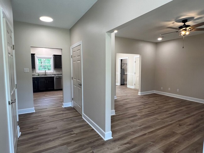 Building Photo - Stunning One Level Home located in central Johnson City!  