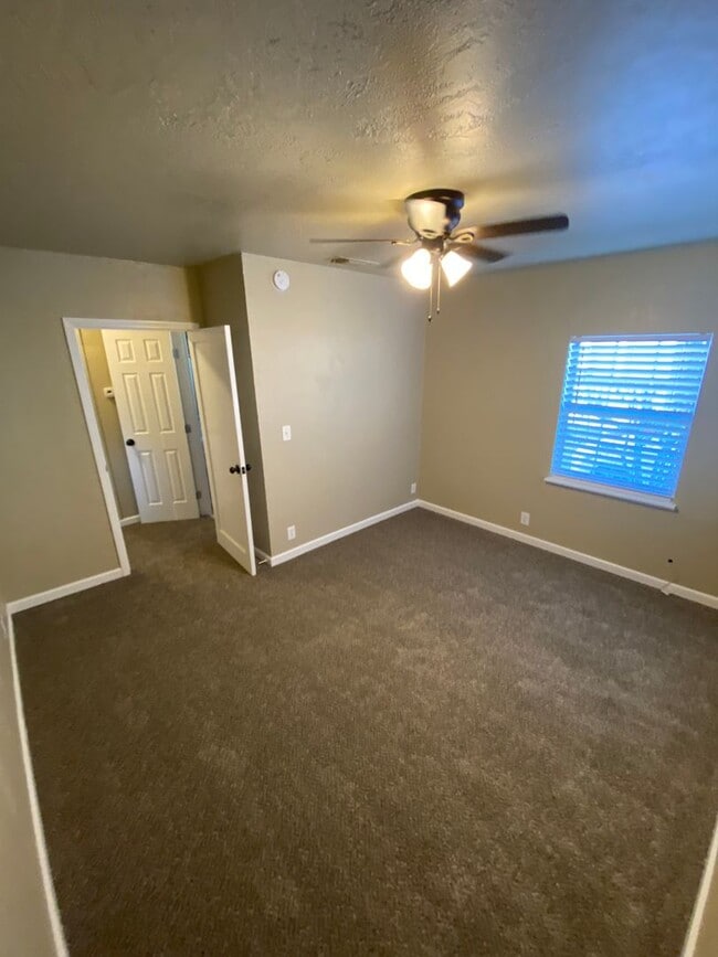 Building Photo - Updated 2 Bedroom Roseville Unit!