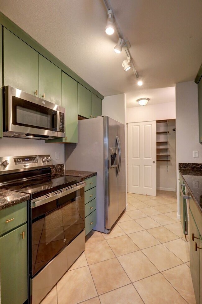 Building Photo - Spacious 1bd, 1ba Condo Available in Perfect Mercer Island Location!