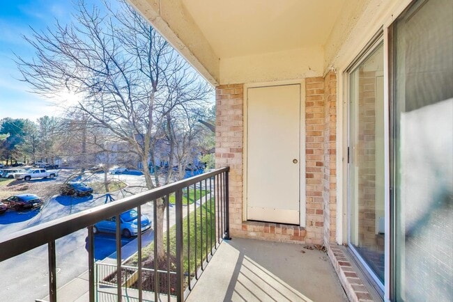 Building Photo - Clean & Fresh 2 + 2 close to METRO!