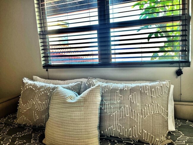 Building Photo - 602 N Shore Dr E