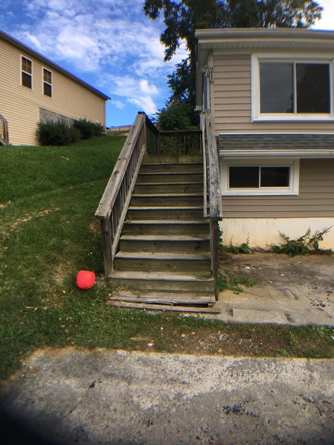 Building Photo - Radford (West End), 2 BR / 1 BA, Available August