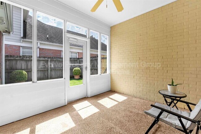 Building Photo - 7520 Crystal Lake Dr