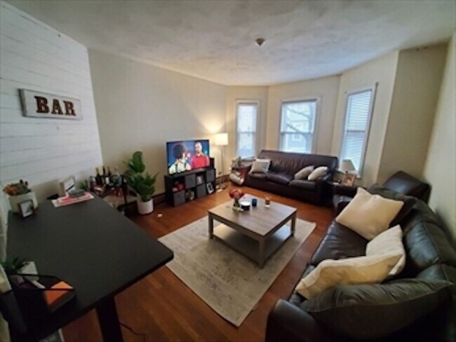 Building Photo - 517 E 3rd St