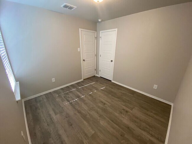 Building Photo - *$99 MOVE-IN SPECIAL* | Three Bedroom | Tw...
