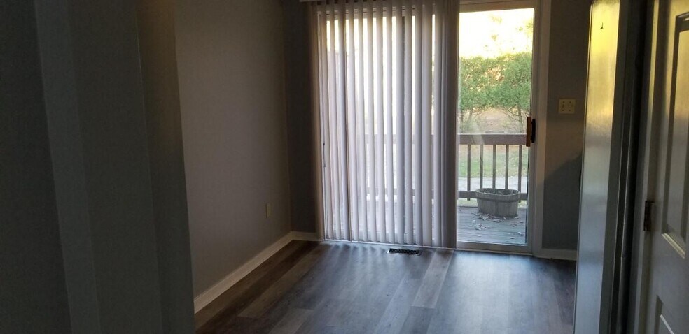 Building Photo - 10 Groton Rd