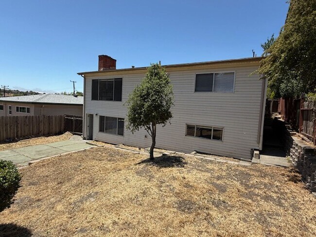 Building Photo - 3-Bedroom Rodeo Home with Brand New Kitchen!