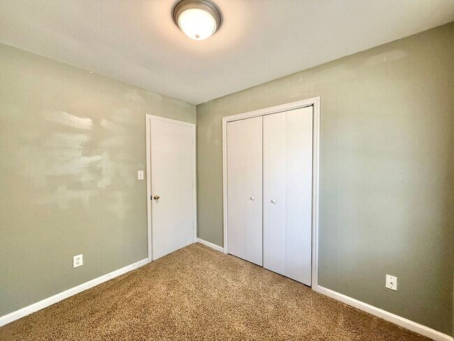 Building Photo - 542 Loop Rd