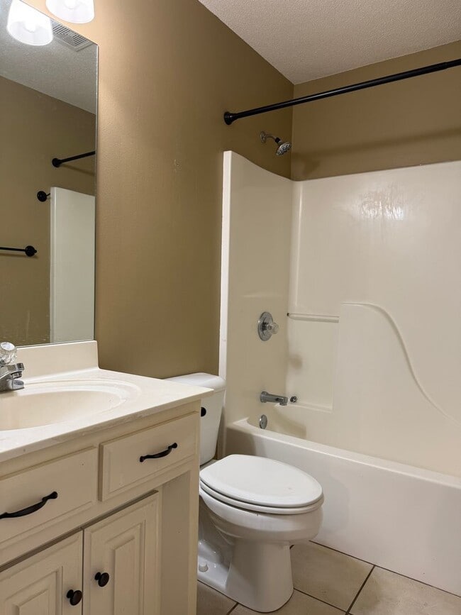 Building Photo - 11 Newcastle Dr