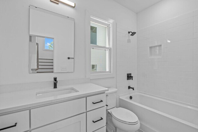 Building Photo - **OFFERING $100 RENT DISCOUNT PROMOTION FOR FIRST 6 MONTHS, REFUNDABLE APPLICATION FEES & $150 MO...