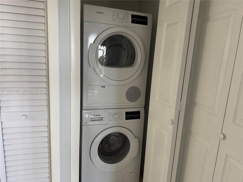 Building Photo - 185 Lakeview Dr