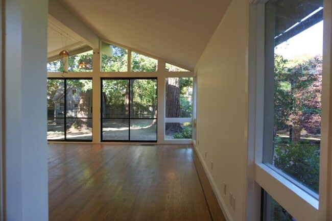Building Photo - 30 Genevra Rd